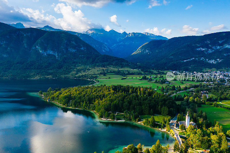 鸟瞰图Bohinj湖(bohinsko jezero)在日落，斯洛文尼亚